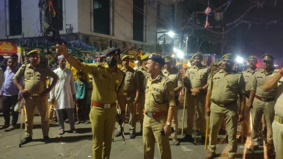 दिल्ली में सांप्रदायिक हिंसा के बाद नोएडा पुलिस सतर्क, तीनों जोन में बढ़ाई गई गश्त UP Tak