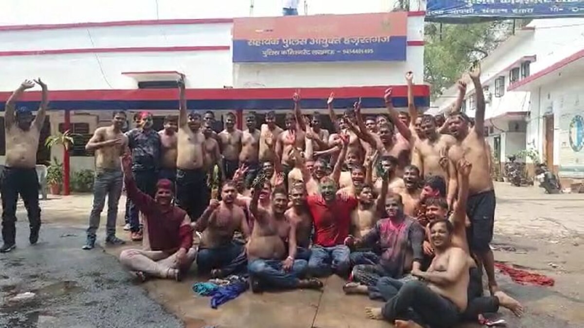 लखनऊ: पुलिसकर्मियों ने मनाई कपड़ा-फाड़ होली, डीजे पर जमकर थिरके, देखें तस्वीरें UP Tak