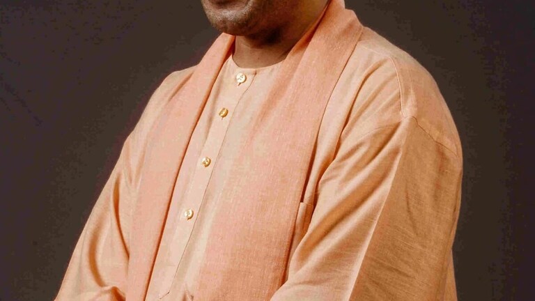 यूपी चुनाव: BJP की जीत के बाद वाराणसी में शख्स ने बनवाया ‘बुलडोजर बाबा’ का टैटू UP Tak