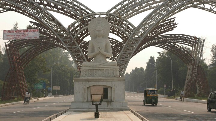 कोरोना वायरस के ओमीक्रॉन वैरिएंट के चलते नोएडा में 31 जनवरी तक लागू की गई धारा 144 UP Tak