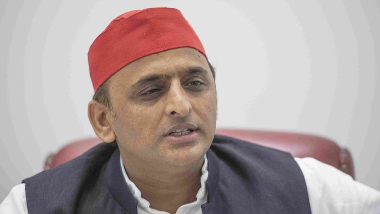 पुलिस की पिटाई से मौत? कारोबारी मनीष के परिवार से मिलने अखिलेश भी निकले, चौतरफा घिरी सरकार UP Tak