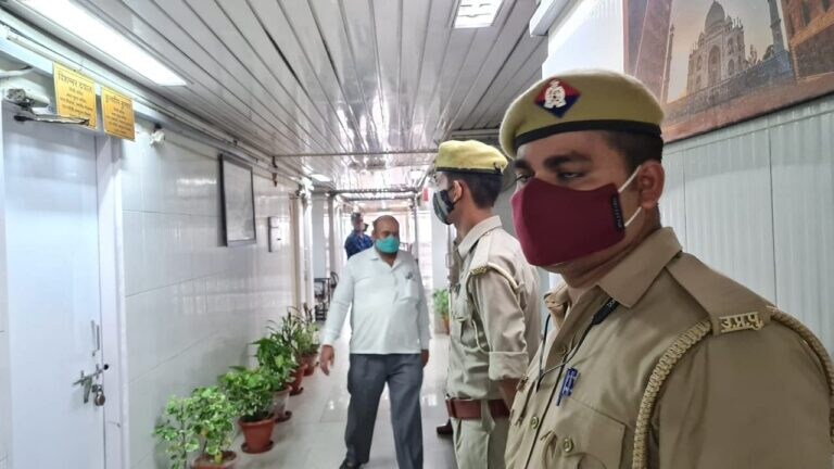 यूपी: अपर मुख्य सचिव के निजी सचिव ने लाइसेंसी रिवॉल्वर से खुद को मारी गोली UP Tak