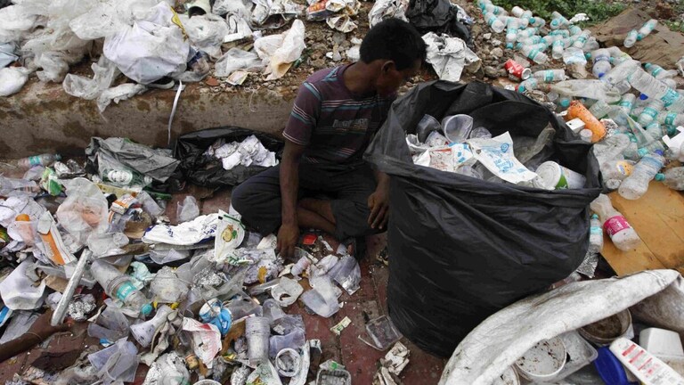 कूड़ा बीनने वाले 3 लोगों की शराब पीने से मौत, जगह को लेकर नोएडा व अलीगढ़ प्रशासन आमने-सामने UP Tak