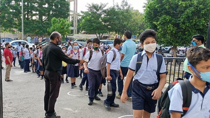 यूपी के स्कूलों में अब फुल पैंट-शर्ट पहनकर आएंगे छात्र, इसलिए उठाया गया ये कदम UP Tak