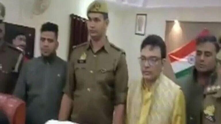 कानपुर में फर्जी पासपोर्ट के साथ 4 बांग्लादेशी गिरफ्तार, अमेरिकी डॉलर और कैश बरामद UP Tak