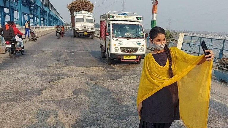 लखीमपुर खीरी: सेल्फी विथ गड्ढा, सड़क के गड्ढों को सही कराने के लिए लोग कर रहे ये अनूठा काम UPTak