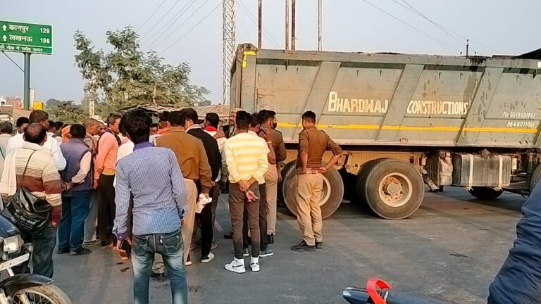 बांदा में भीषण सड़क हादसा, तेज रफ्तार ट्रक ने मां-बेटे को रौंदा, गुस्साई भीड़ ने किया बवाल UP Tak