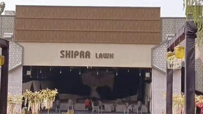 गोरखपुर: शादी में कार से आईं दो महिला, जेवरों से भरा बैग किया साफ, घटना CCTV कैमरे में कैद UP Tak