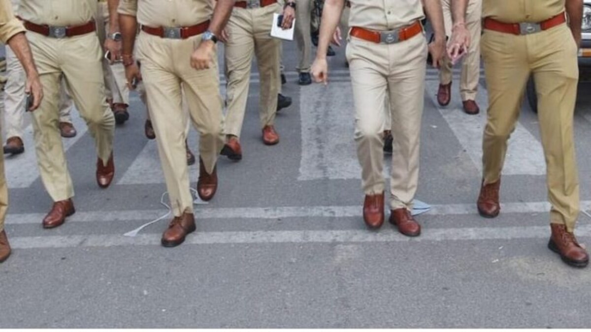 नोएडा: धर्म पूछकर बुजुर्ग से हुई थी बदसलूकी, मामला दर्ज ना करने पर पुलिसकर्मियों पर कार्रवाई UP Tak