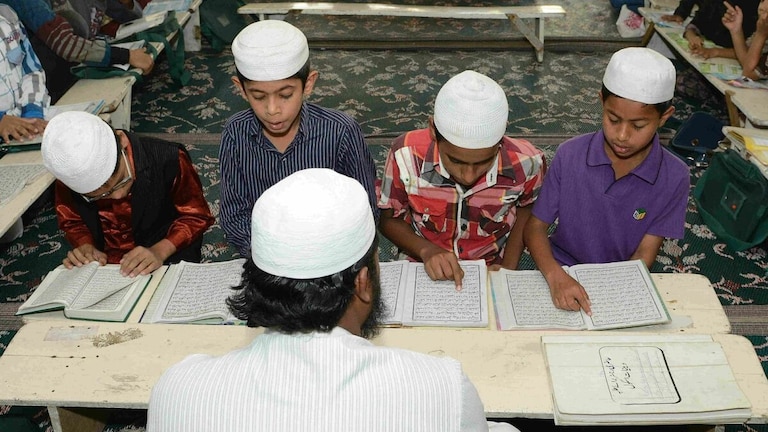 UP में मदरसा सर्वे की रिपोर्ट पर सियासत, सपा ने सरकार की मंशा पर उठाए सवाल तो मिला ये जवाब UP Tak