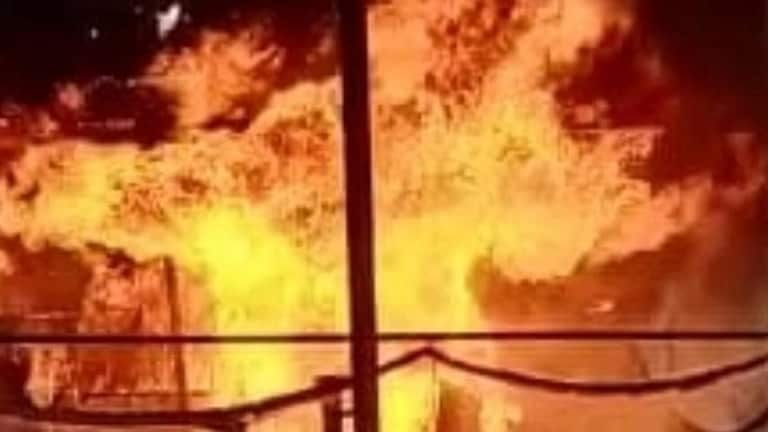 महराजगंज: घर में आग लगने से गर्भवती महिला और उसकी बेटी की मौत, पुलिस को पता चली ये बात UP Tak