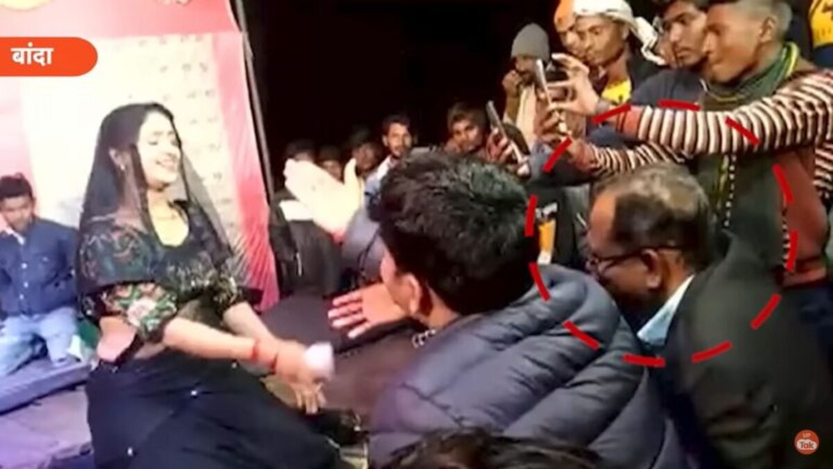 बांदा: अधिकारी साहब ने बार-बालाओं के साथ लगाए ठुमके, वीडियो वायरल UP Tak