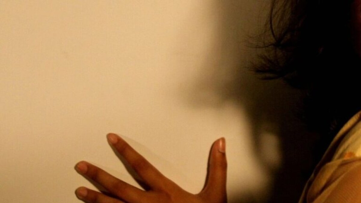 पैसों की डिमांड पूरी न होने पर युवक ने महिला का आपत्तिजनक वीडियो रिश्तेदारों को भेजा UP Tak