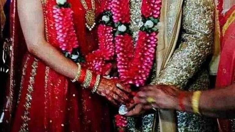 शादी के बाद ससुराल जा रही दुल्हन ने चलती ट्रेन में ससुरालियों को दिया जहर, फिर ये हुआ UP Tak