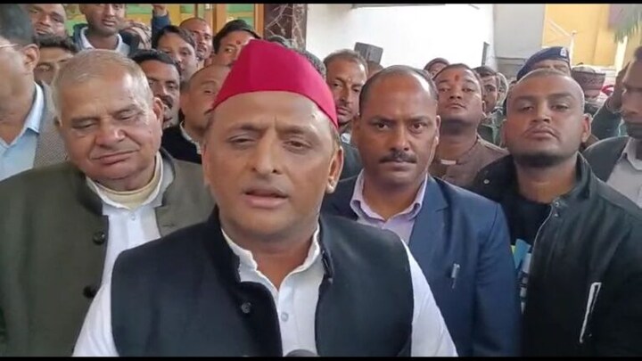 आगरा में अखिलेश यादव ने CM योगी पर किया तीखा हमला, बोले- ‘रोज एक घंटे भजन सुनता हूं’ UP Tak