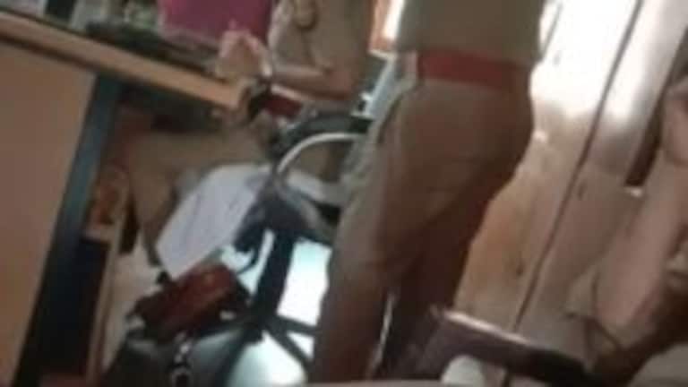 वाह रे यूपी पुलिस! कासगंज में महिला इंस्पेक्टर ने थाने में सिपाही से कराई बॉडी मसाज UPTak
