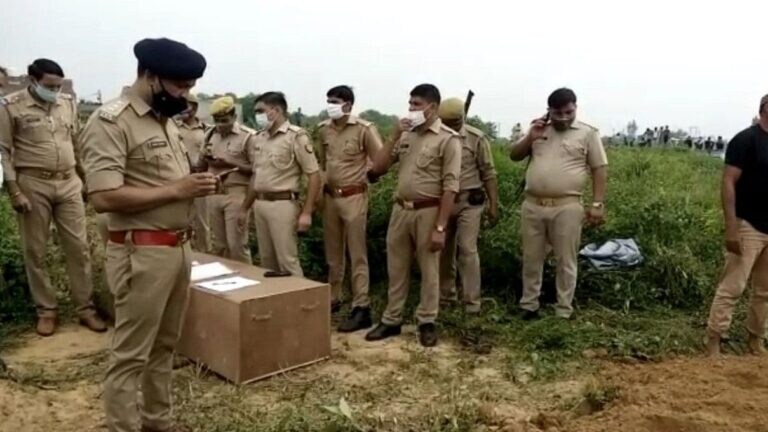 UP: आत्महत्या के लिए उकसाने के आरोप के बाद कब्र से शव निकालकर पोस्टमॉर्टम के लिए भेजा UP Tak