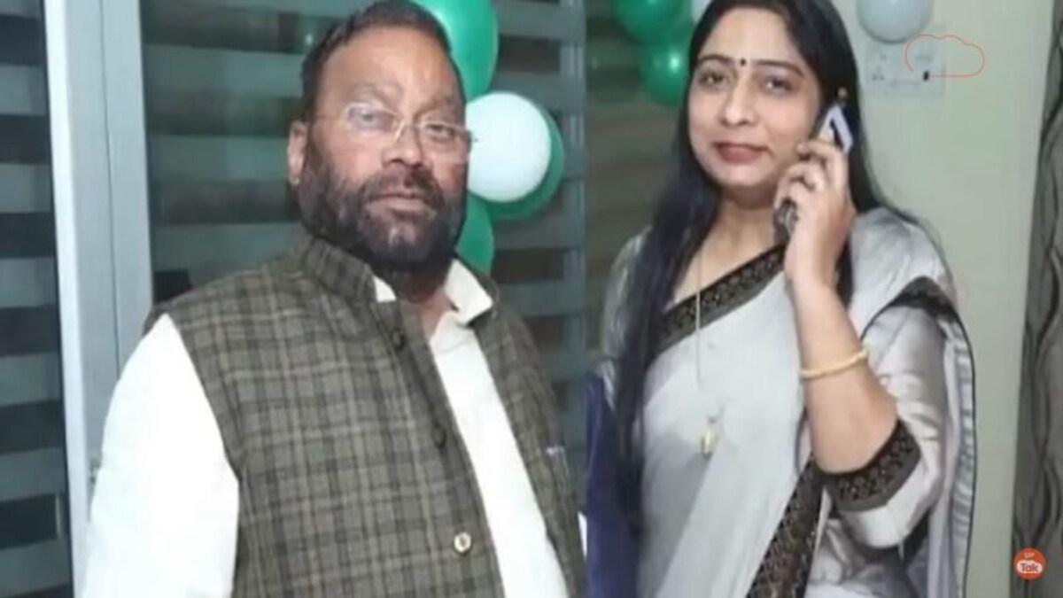 रामचरितमानस विवाद से संघमित्रा मौर्य ने किया किनारा, बोलीं- BJP के टिकट पर ही लडूंगी चुनाव स्वामी प्रसाद मौर्य और बेटी संघमित्रा मौर्य
