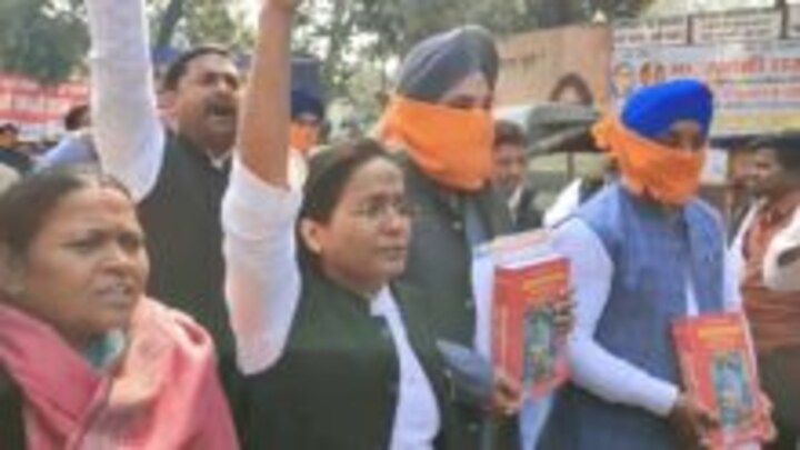 लखनऊ: सपा ऑफिस के बाहर ‘रामचरितमानस’ लेकर पहुंचे BJP के सिख कार्यकर्ता, खूब मचा बवाल UP Tak