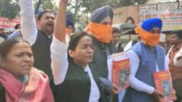 लखनऊ: सपा ऑफिस के बाहर ‘रामचरितमानस’ लेकर पहुंचे BJP के सिख कार्यकर्ता, खूब मचा बवाल UPTak