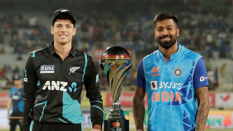 IND vs NZ T20: लखनऊ में गेंद के साथ घूमे बल्लेबाज, अब पिच बनाने वाले पर गिरी गाज UP Tak