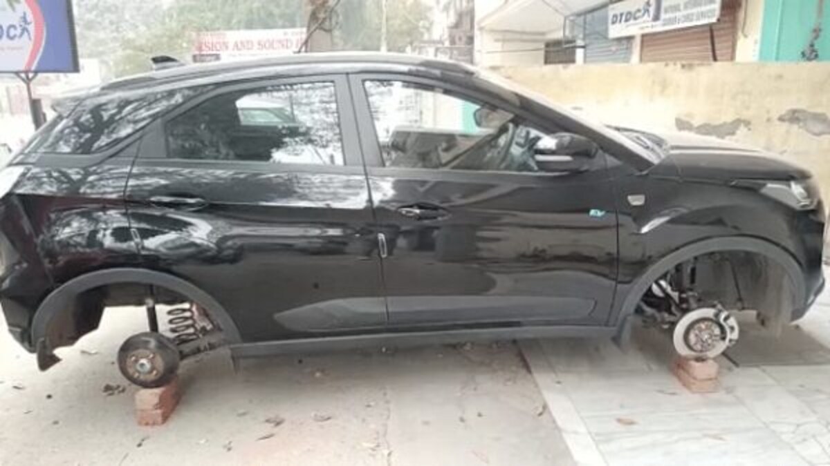 कमाल ही हो गया, UP के इस जिले में बदमाशों ने कार के चारों टायर चुरा लिए और फिर किया ये काम UP Tak