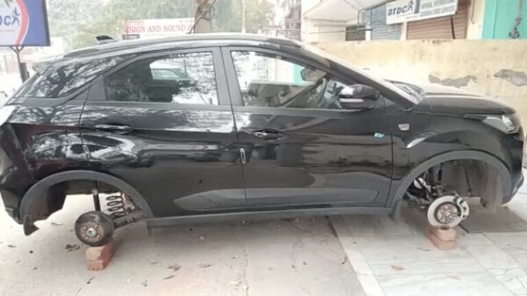 कमाल ही हो गया, UP के इस जिले में बदमाशों ने कार के चारों टायर चुरा लिए और फिर किया ये काम UP Tak