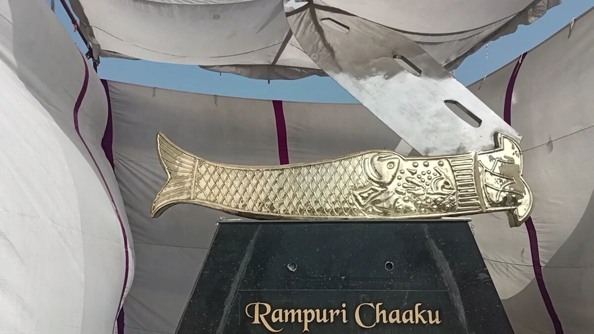 रामपुर: दुनिया का सबसे बड़ा 20 फीट लंबा रामपुरी चाकू प्रदर्शनी के लिए लगाया गया UP Tak