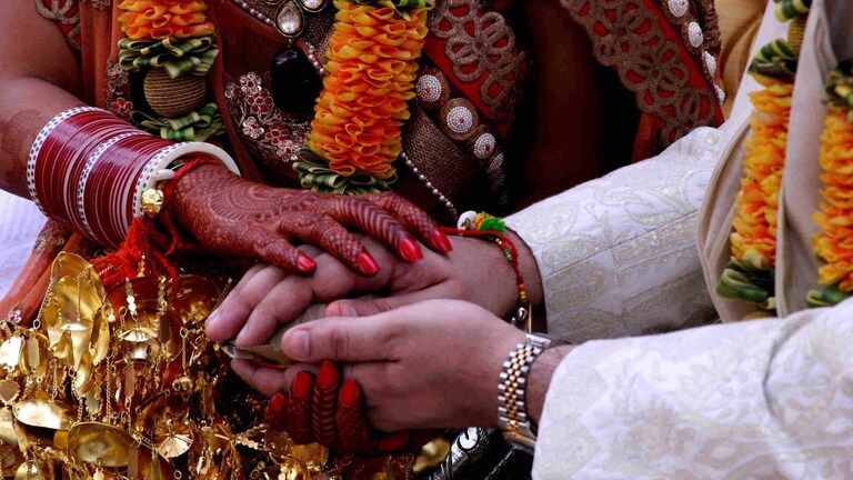 जयमाल के बाद मंडप में दुल्हन ने दूल्हे में ऐसा क्या देखा कि शादी न करने का फैसला ले लिया UP Tak