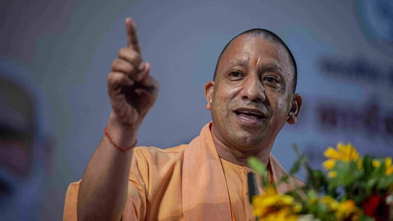 देश में सबसे लोकप्रिय मुख्यमंत्री कौन? इस सर्वे में जानिए योगी आदित्यनाथ की क्या है पोजिशन UP Tak