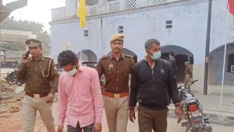 कानपुर: अजब चोर का गजब तरीके, पहले मंदिर में चढ़ाए पैसे, फिर जेवर और दानपात्र उठा ले गए UP Tak