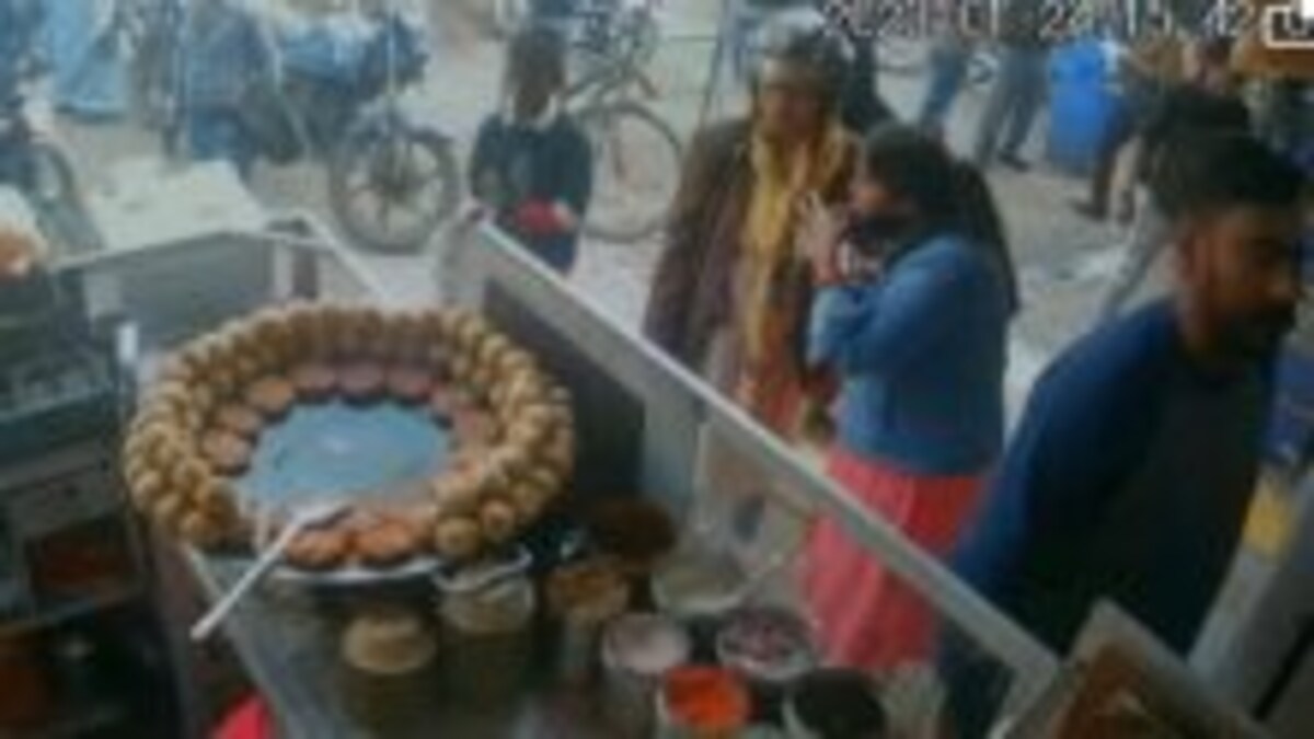 महिला को गोलगप्पे खाना पड़ा महंगा, मौका देख बच्चे ने दिखाई हाथ की सफाई, गायब किया फोन UP Tak