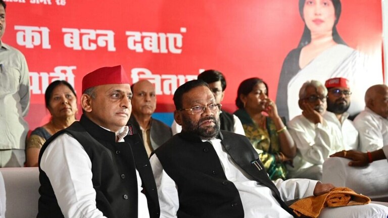 स्वामी प्रसाद मौर्या के बयान पर सपा ने साधी चुप्पी, फूंक-फूंक कर कदम रख रहे अखिलेश UP Tak