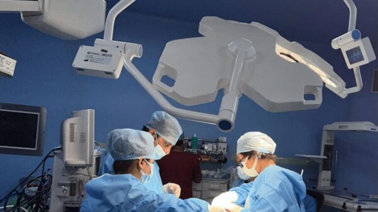 15 साल से नहीं खुल रहा था मरीज का मुंह, मौत दे रही थी दस्तक…फिर डॉक्टरों ने किया चमत्कार UP Tak