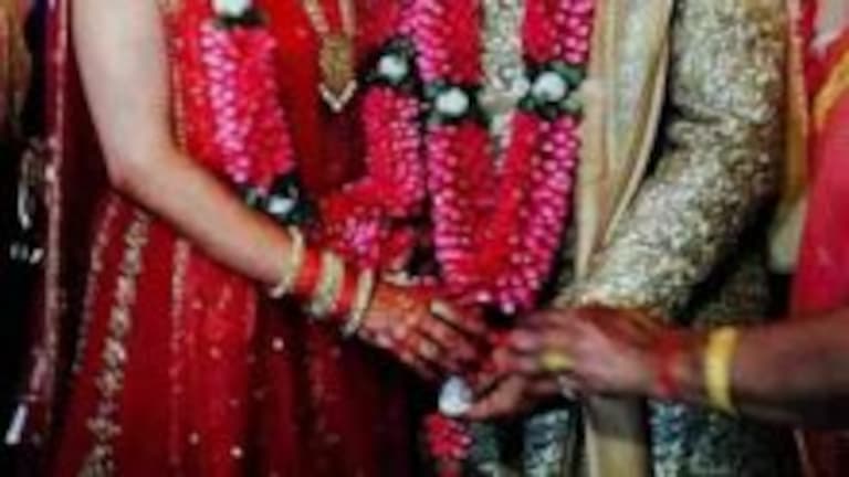दुल्हन ने दूल्हे की जगह प्रेमी को पहनाई जयमाला, फिर इस फिल्मी कहानी में आए कई ट्विस्ट UP Tak