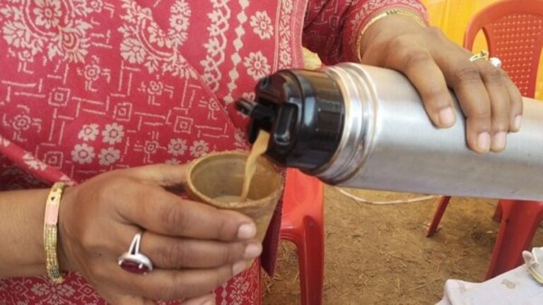 प्रयागराज: यहां चाय पीने के बाद कुल्हड़ खा रहे हैं लोग, वजह जान कहेंगे वाह, क्या आइडिया है! UPTak