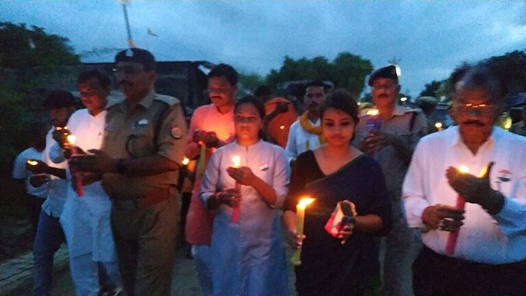 बांदा: नाव हादसे में 13 की दर्दनाक मौत, यमुना नदी तक कैंडल मार्च निकाला गया UP Tak