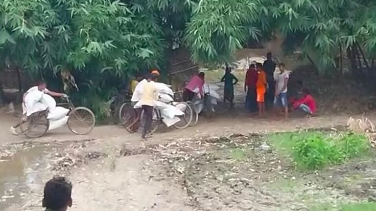 महराजगंज: नेपाल बॉर्डर के सीमावर्ती गांवों में अचानक बढ़ गई चीनी की खपत, जानें वजह UP Tak