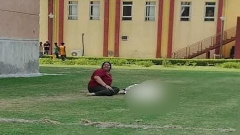 ग्रेटर नोएडा: NEET में फेल होने पर युवती ने 7वीं मंजिल से लगा दी छलांग, दर्दनाक मौत UP Tak