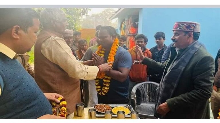 देवरिया के युवक ने ‘ड्रीम इलेवन’ पर लगाए ₹35, बाद में जीते इतने रुपये कि MLA घर मिलने आ गए UP Tak