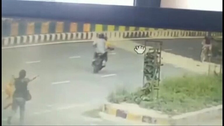 गौतमबुद्ध नगर: पुलिसकर्मी ने एक किमी तक दौड़ाकर झपटमार को पकड़ा, महिला का पर्स बरामद UP Tak