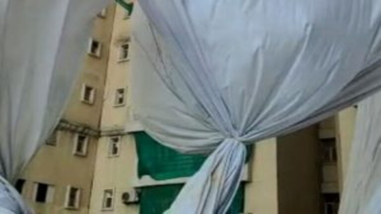 नोएडा: ट्विन टावर विध्वंस के बाद एटीएस विलेज सोसायटी के फ्लैट्स और खंभों में आई दरारें? UP Tak