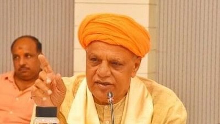 बलिया: BJP सांसद ने मंदिरों में भजन-कीर्तन और वाद्य यंत्र की व्यवस्था करने का दिया निर्देश UP Tak