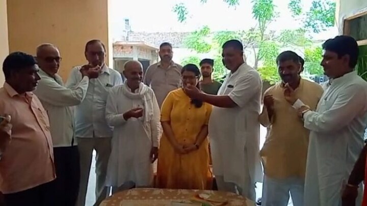 बचपन में दादा ने कहा था कि घर में चाहिए अधिकारी, सिविल सेवा पास कर अफसर बनी बिटिया UP Tak