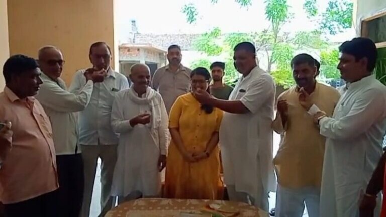 बचपन में दादा ने कहा था कि घर में चाहिए अधिकारी, सिविल सेवा पास कर अफसर बनी बिटिया UP Tak