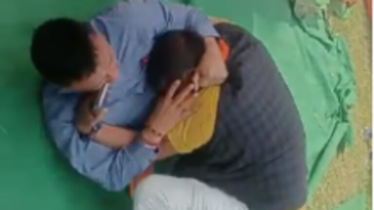 बाराबंकी: कृषि मेले में गोभी देखकर भड़के BJP नेता, कैंसर पीड़ित स्टेनो को पीटा, वीडियो वायरल UP Tak