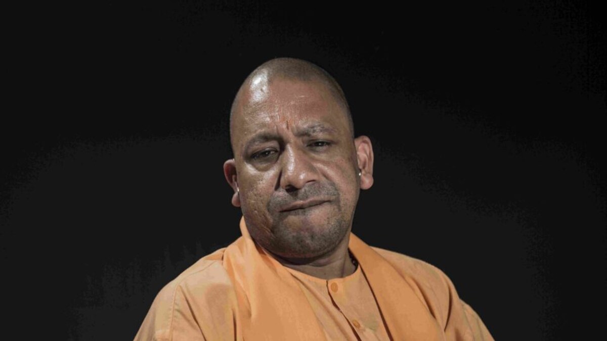 बहन को सांत्वना देने गाजियाबाद पहुंचे CM योगी, दो दिन पहले हुआ था बहनोई का निधन UP Tak