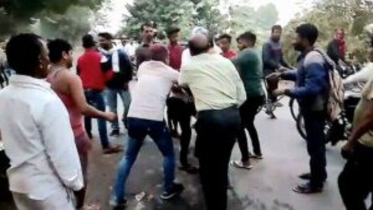 चंदौली: सरेआम लड़की को छेड़ रहा था शोहदा, राहगीरों ने कर दी जमकर धुनाई, वीडियो वायरल UP Tak