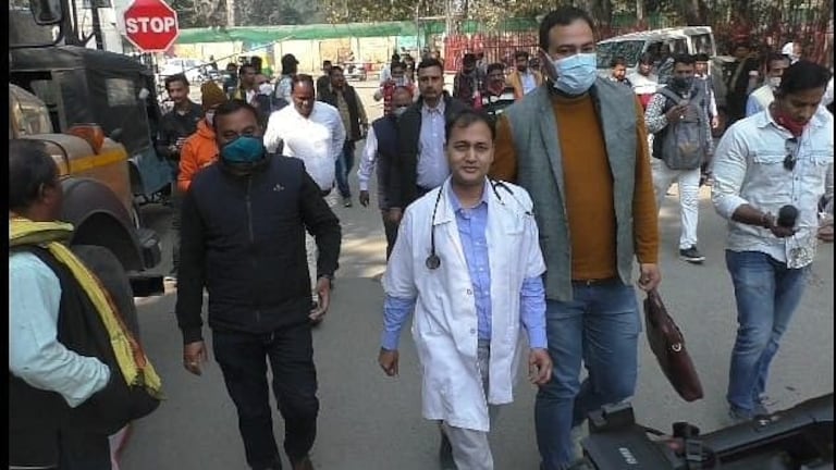 वाराणसी: गले में आला टांगकर और एंबुलेंस लेकर नामांकन करने पहुंचे AAP प्रत्याशी UPTak