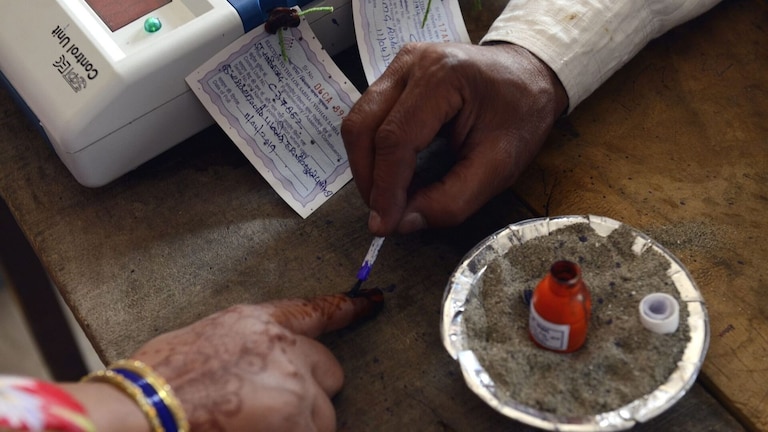 UP चुनाव: गौतमबुद्ध नगर में तीन प्रत्याशियों ने दाखिल किया नामांकन, जानें कितने करोड़पति UPTak